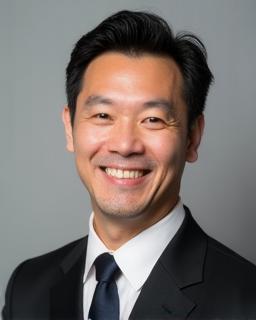 講師の鈴木太郎の顔写真